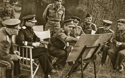 Generalleutnant Dempsey, Kommandeur der britischen Zweiten Armee, erklärt sowjetischen Offizieren die Lage an der Westfront, 1944